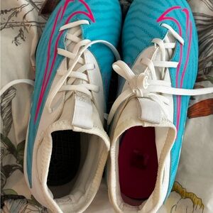 Youth 4 Soccer Cleats— Blue and White with Pink Accent
